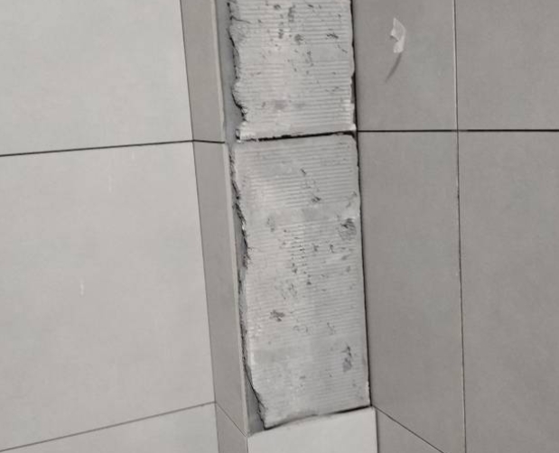 永兴瓷砖空鼓维修公司分享下瓷砖施工前基层浇水润湿程度不足，可能导致以下问题