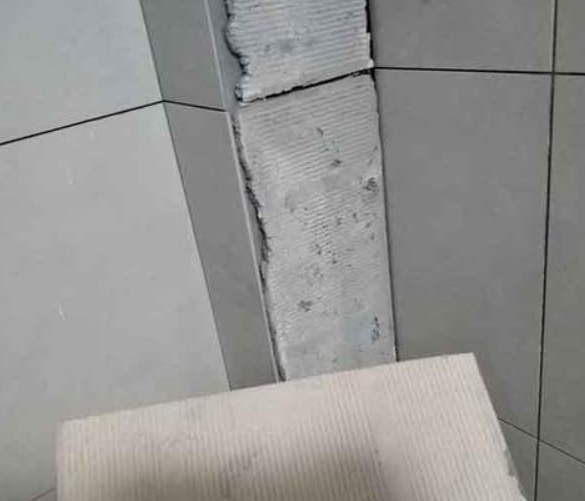 永兴瓷砖空鼓维修公司分享下厨房瓷砖脱落的补救措施。